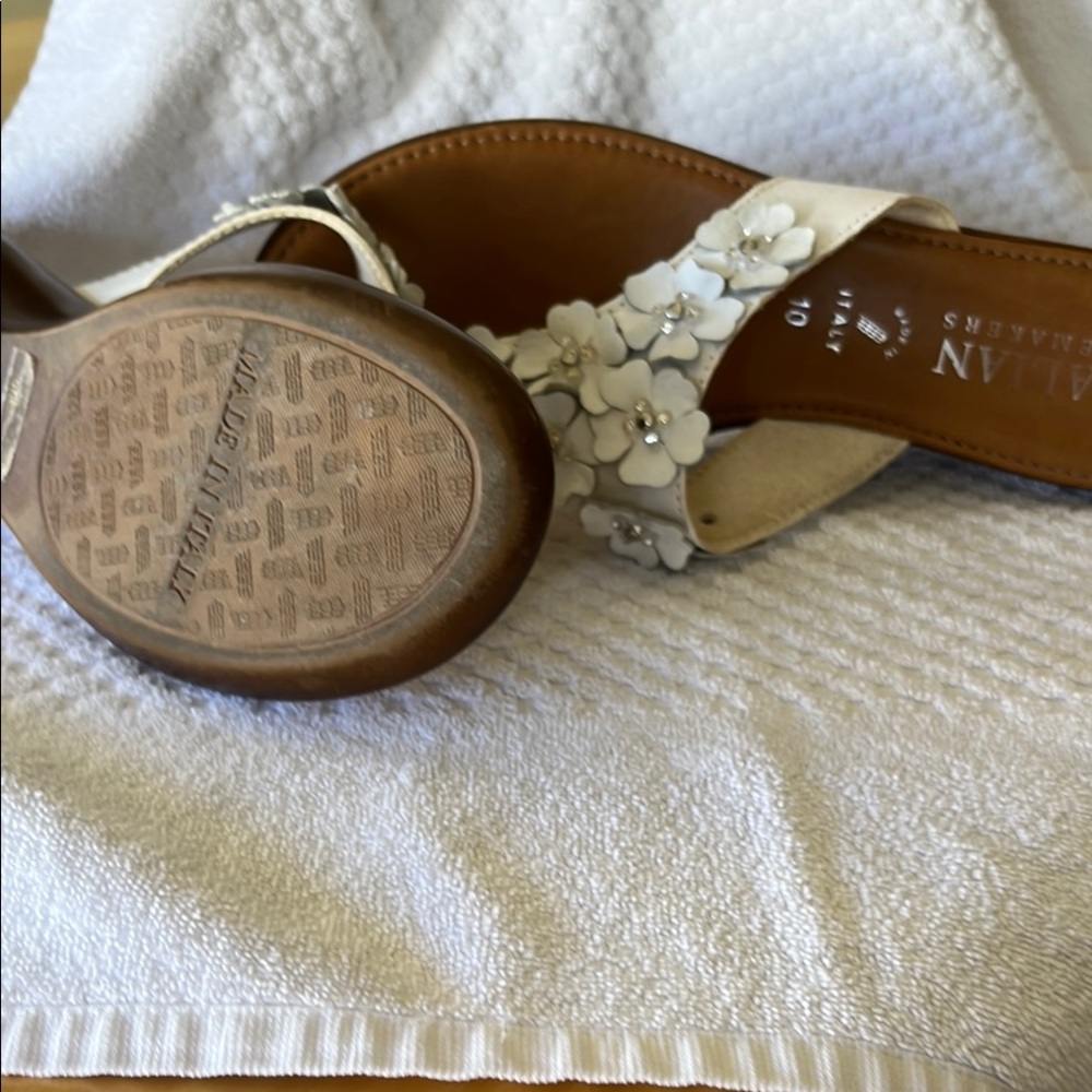 Italian Shoemakers White Floral Leather Thong Sandals - Picture 4 of 4